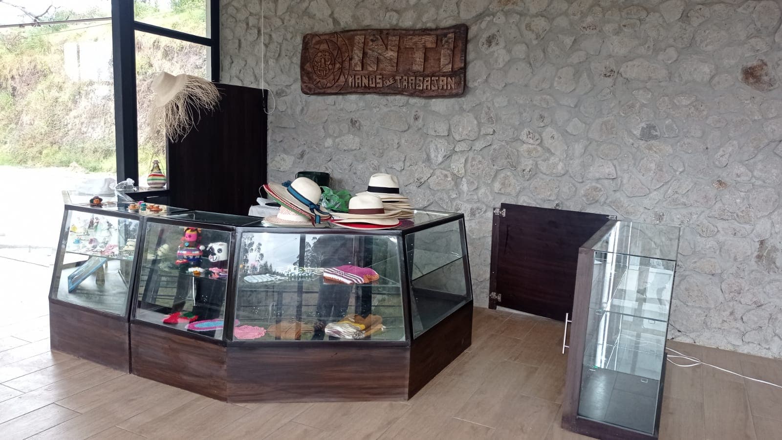 Exhibidor de souvenirs fabricado por ARKI para un GAD parroquial