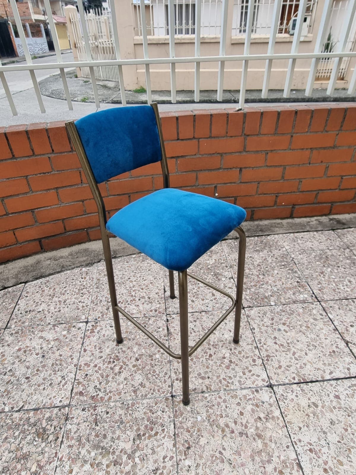 Silla alta tapizada en gamuza con estructura metálica, fabricada por ARKI